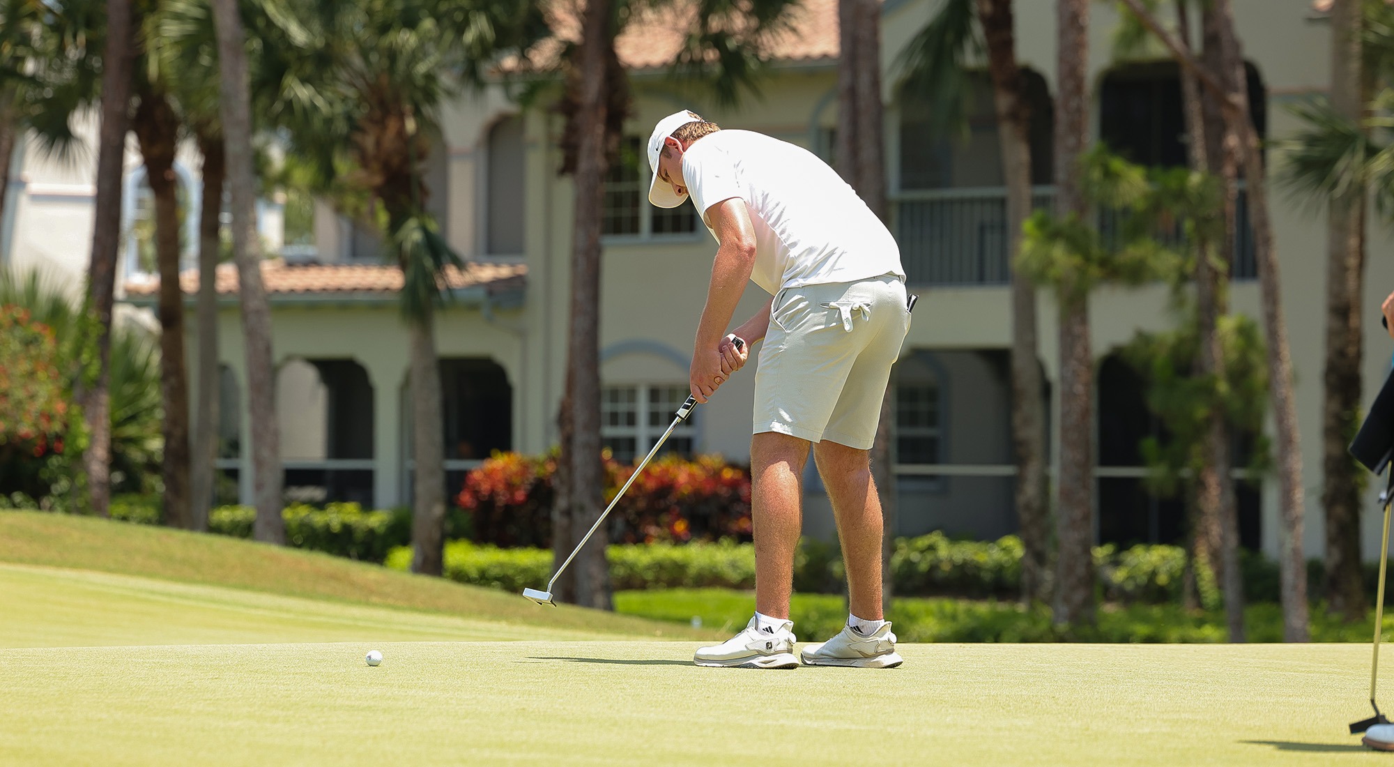 Elias Jarn lines up a putt