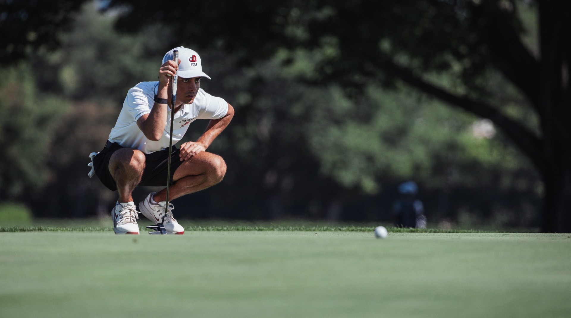 Jake Goldberg getting ready to approach a putt at the Dickinson College Fall Invite on 9-7-26