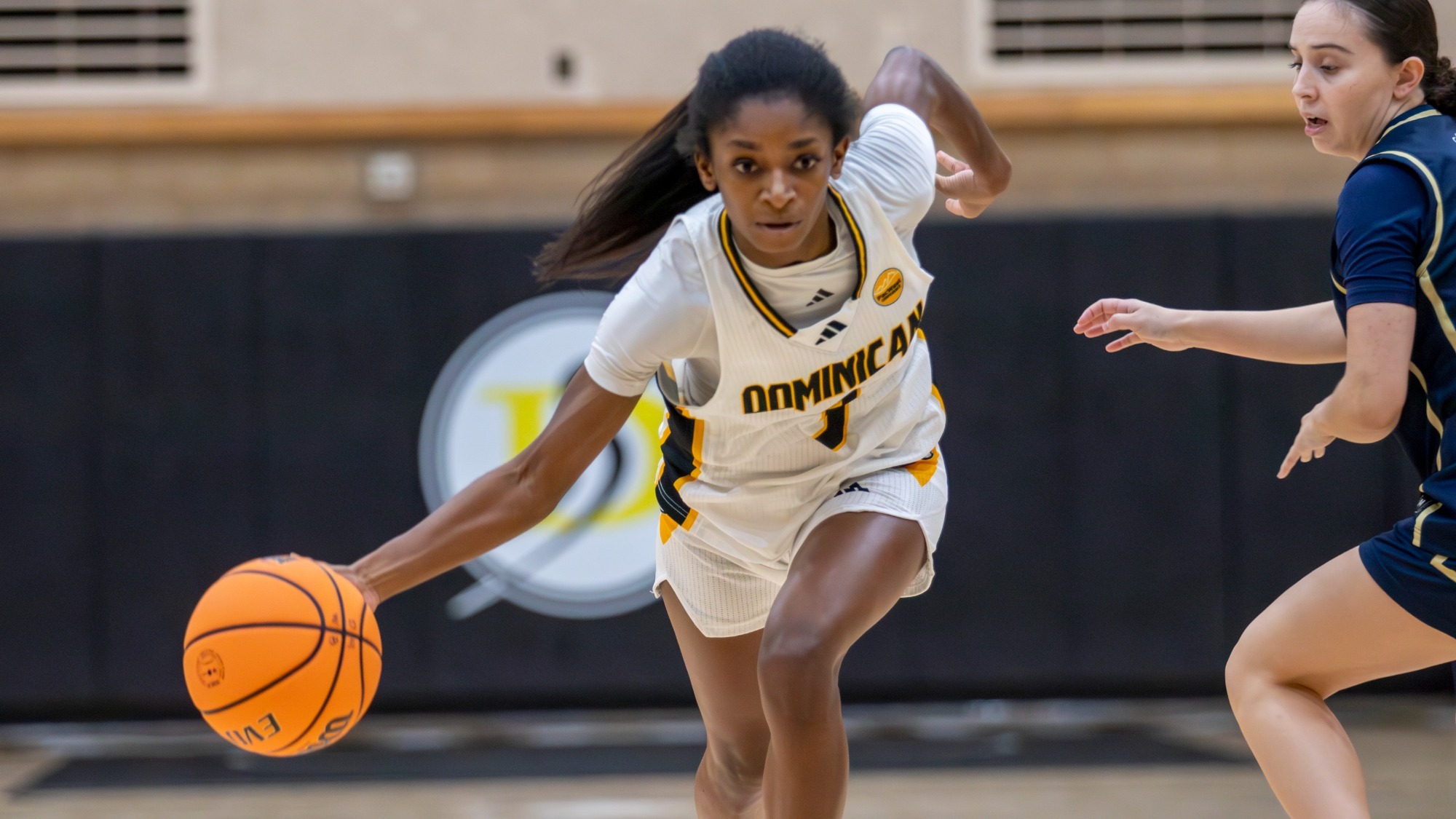 Kaylyn Buchanon drives the lane