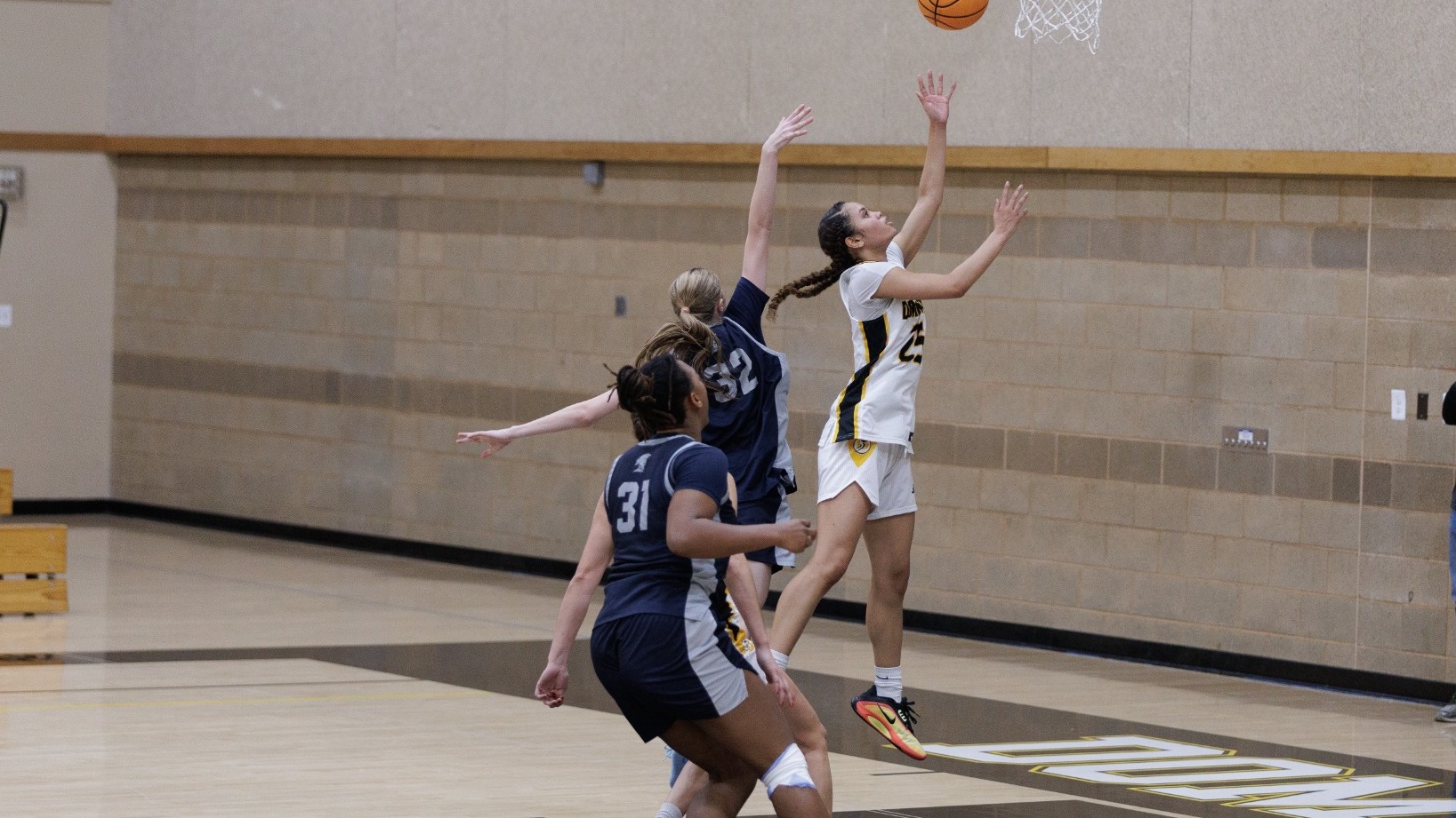 Janiya Sawyer with a fastbreak layup against Jessup