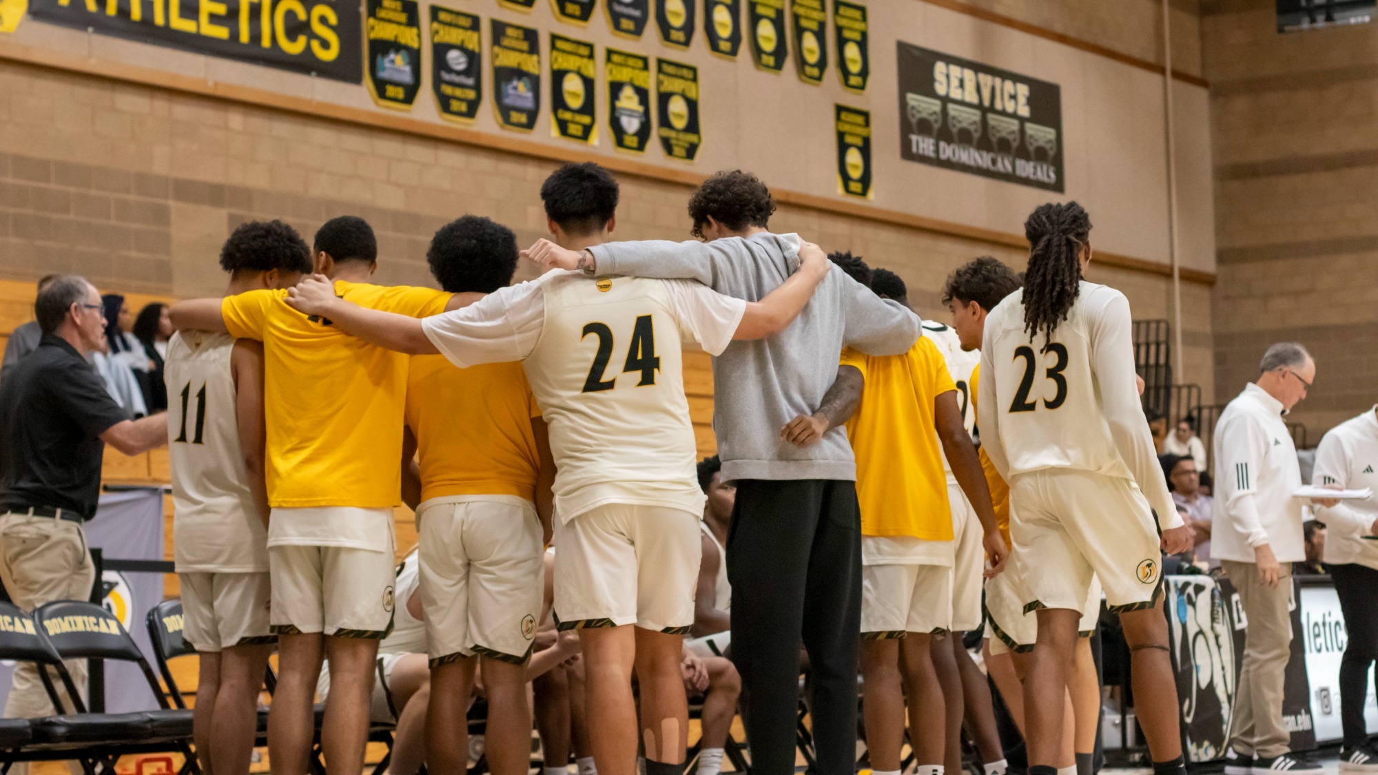 Jorge Ochoa and team huddle