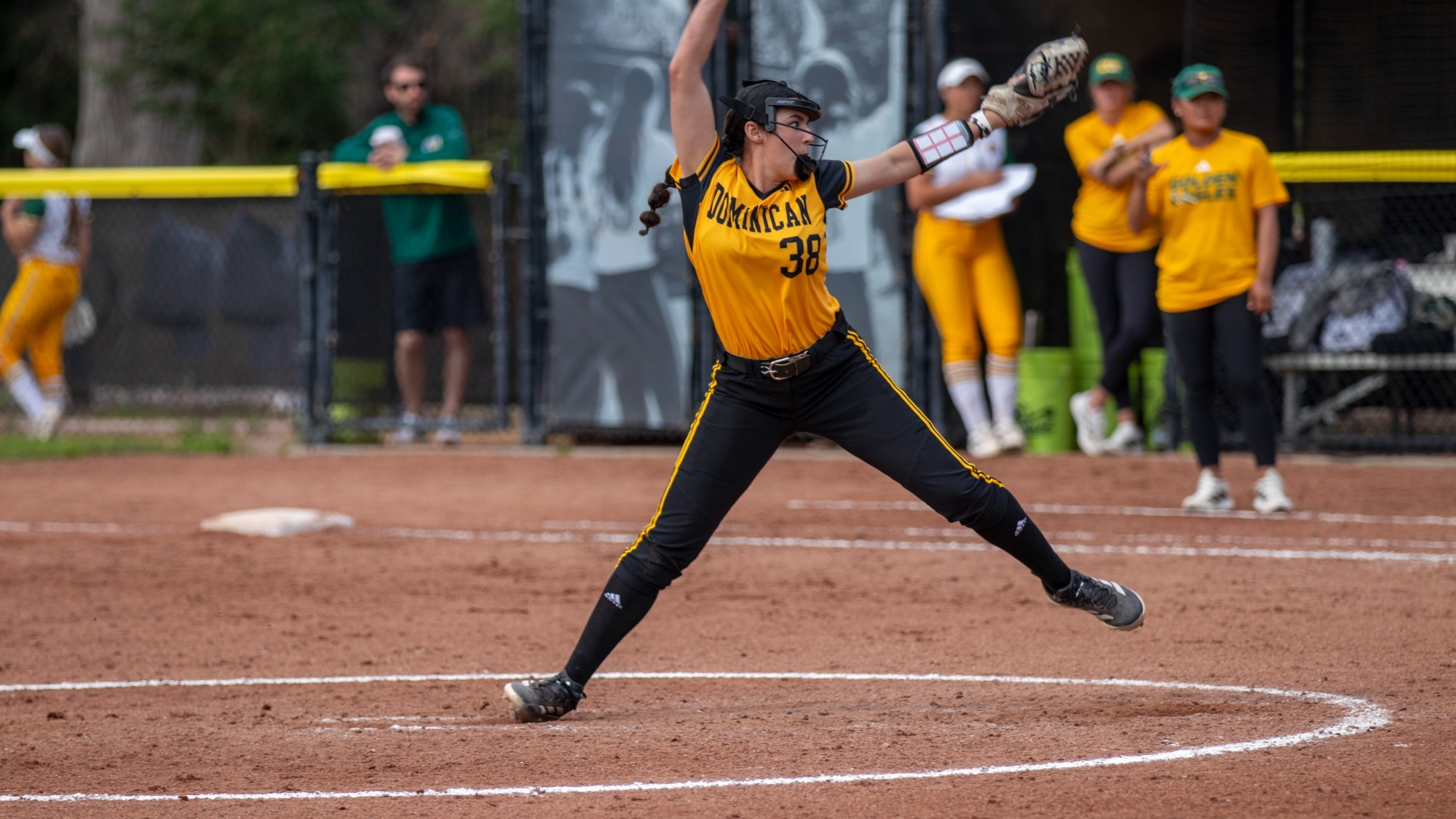 Nayellys Torres-Gonzalez throws from the circle