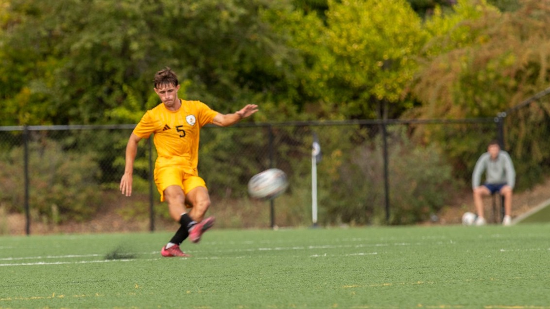 Nathan Freitas with a free kick