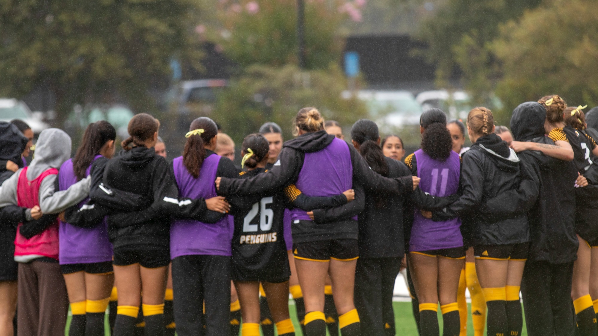 Dominican huddles to discuss halftime adjustments vs SF State