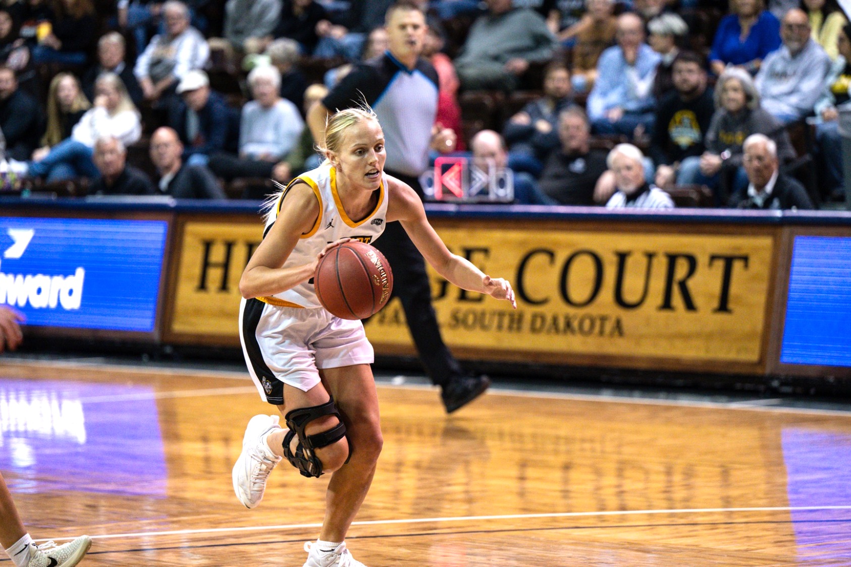 wOMEN'S bASKETBALL schoonhove