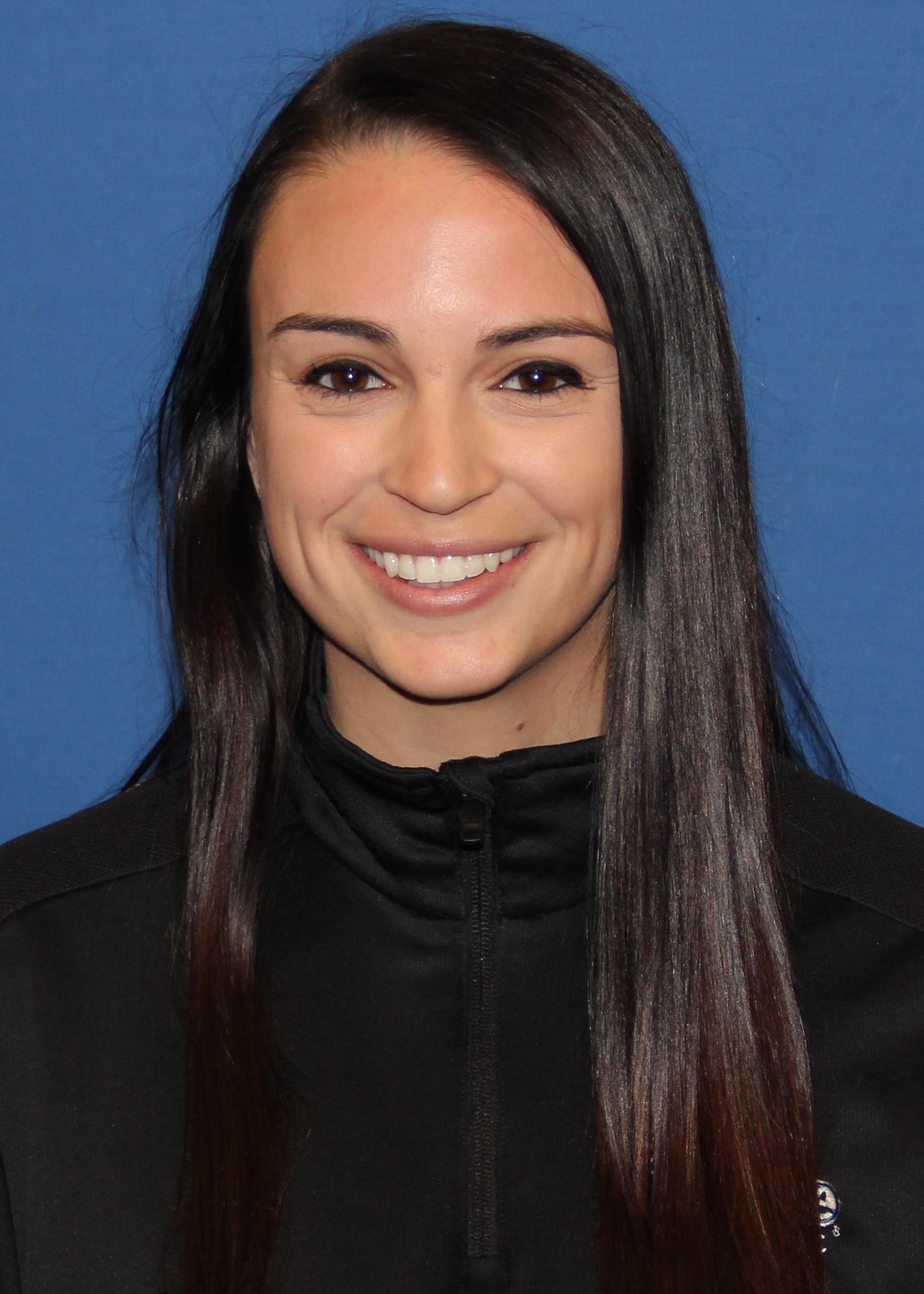 Taryn Pena Coach Headshot