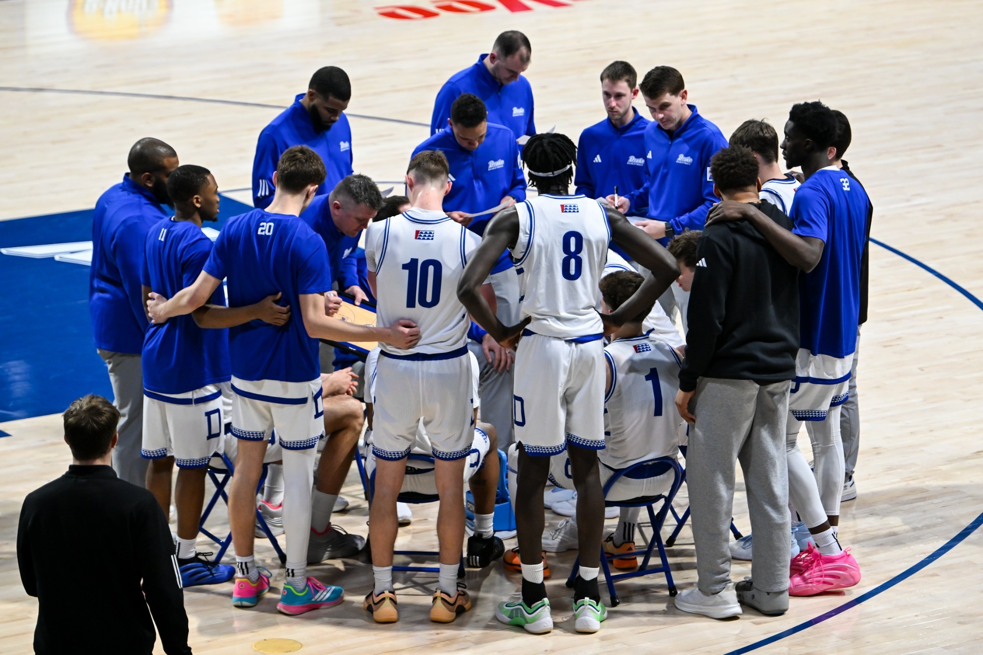 mbb on court timeout huddle