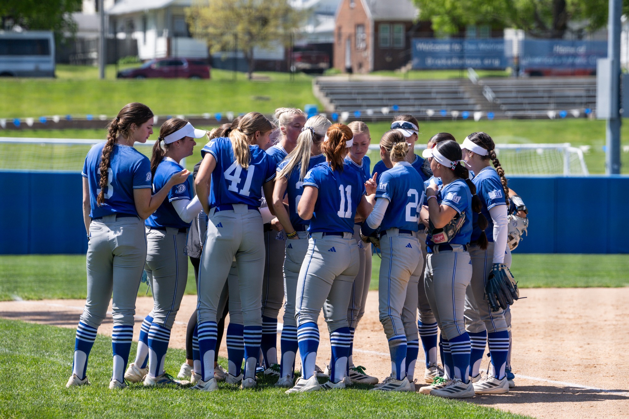 softball full team huddle