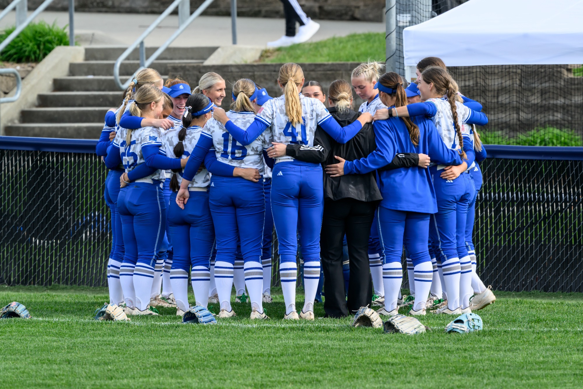 softball team huddle