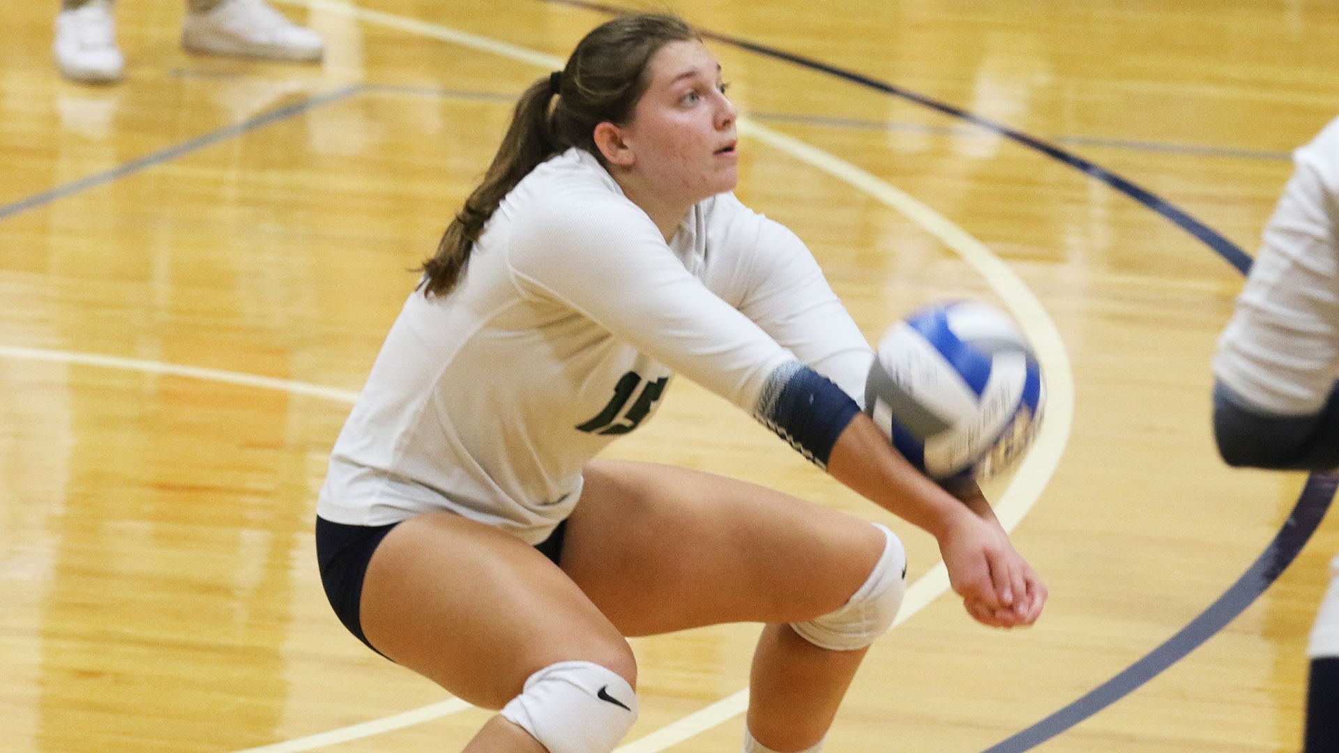 Women’s Volleyball Falls to Etown in Landmark First Round Drew