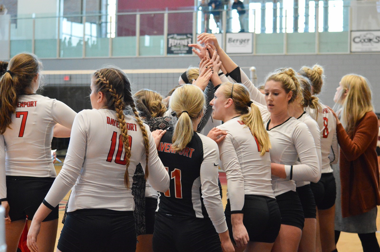Six Women's Volleyball Players Recognized In WHAC Awards Davenport