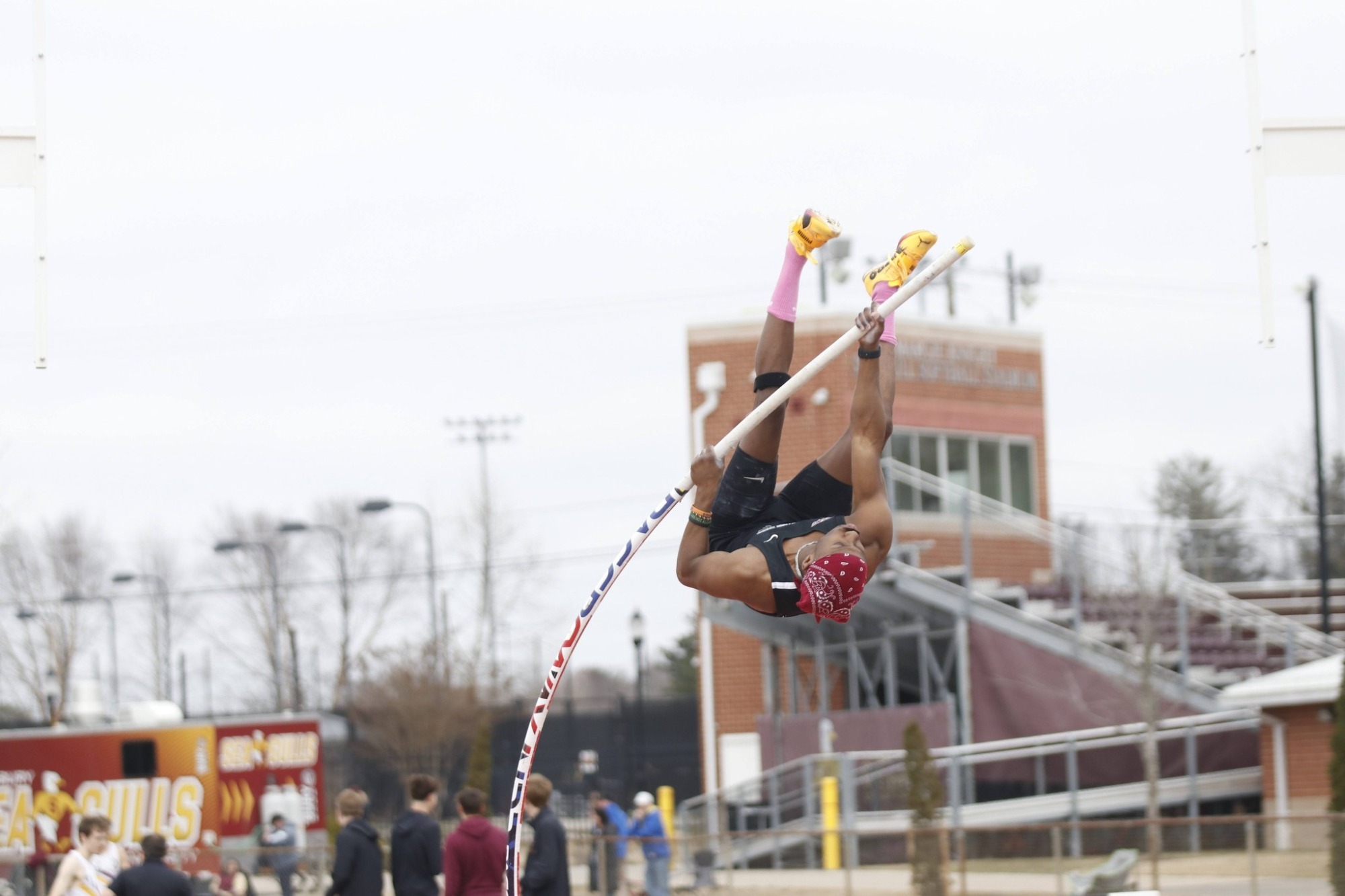 Kareem wins pole vault