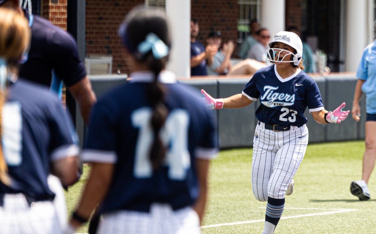 sb-26-tw-ncaa-reg-rown-rodriguez