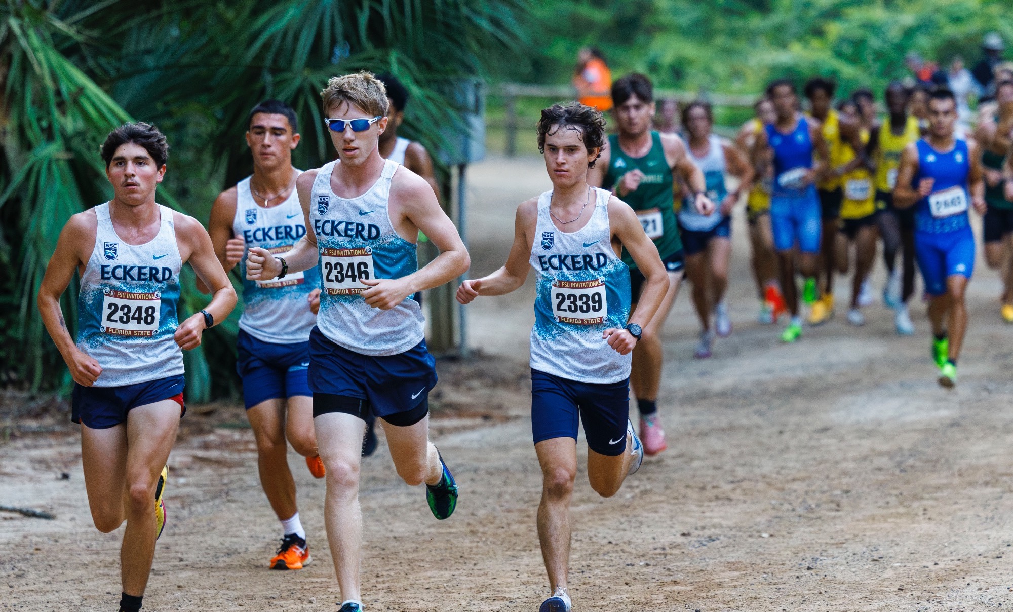 players run in a group during race
