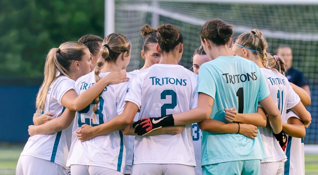 players huddle up before game