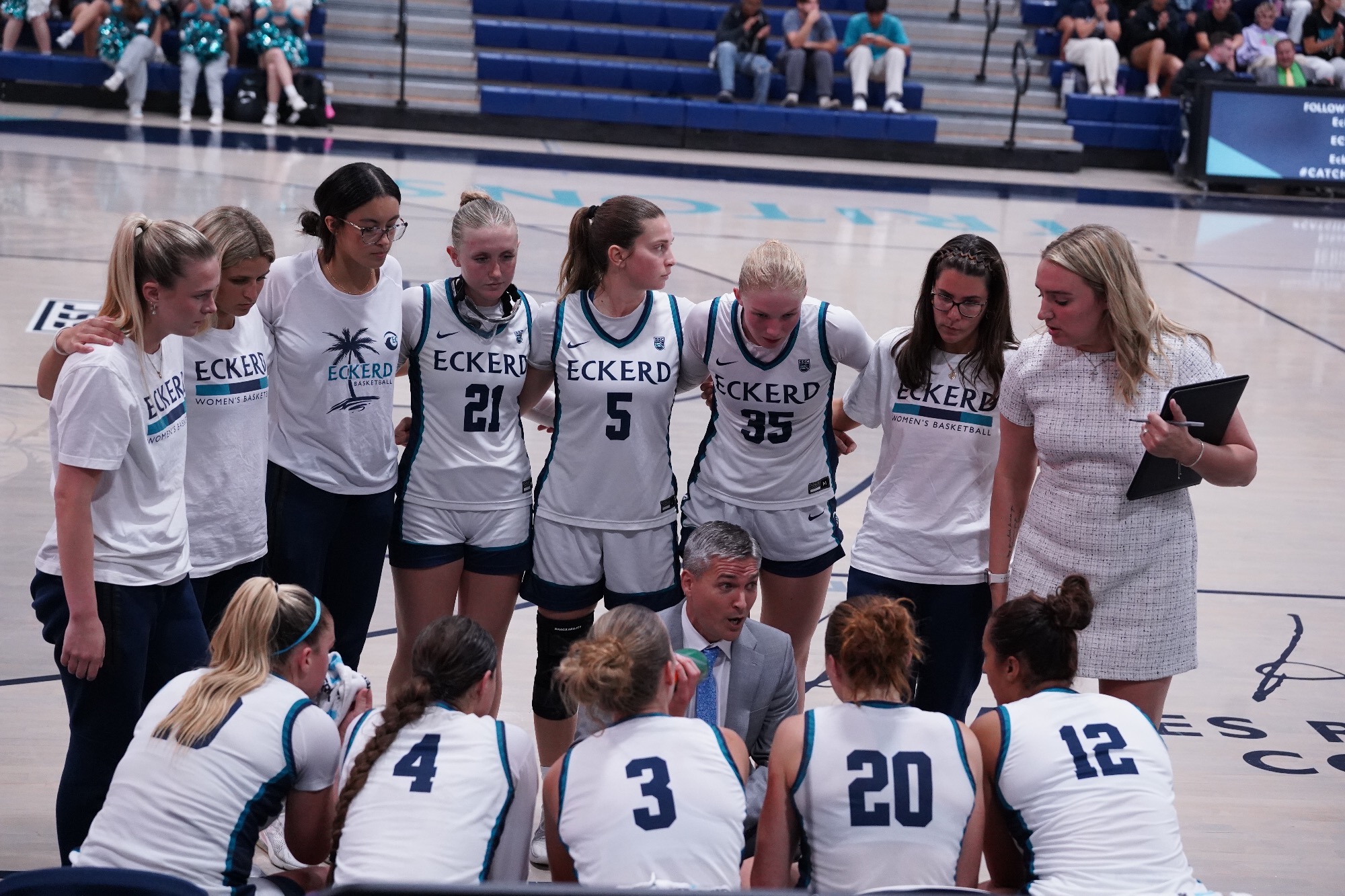 group photo of women's basketball team