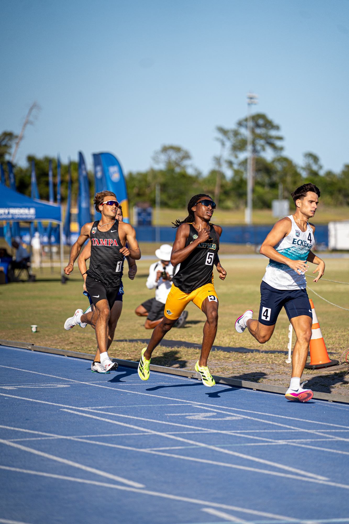 players run 800m race