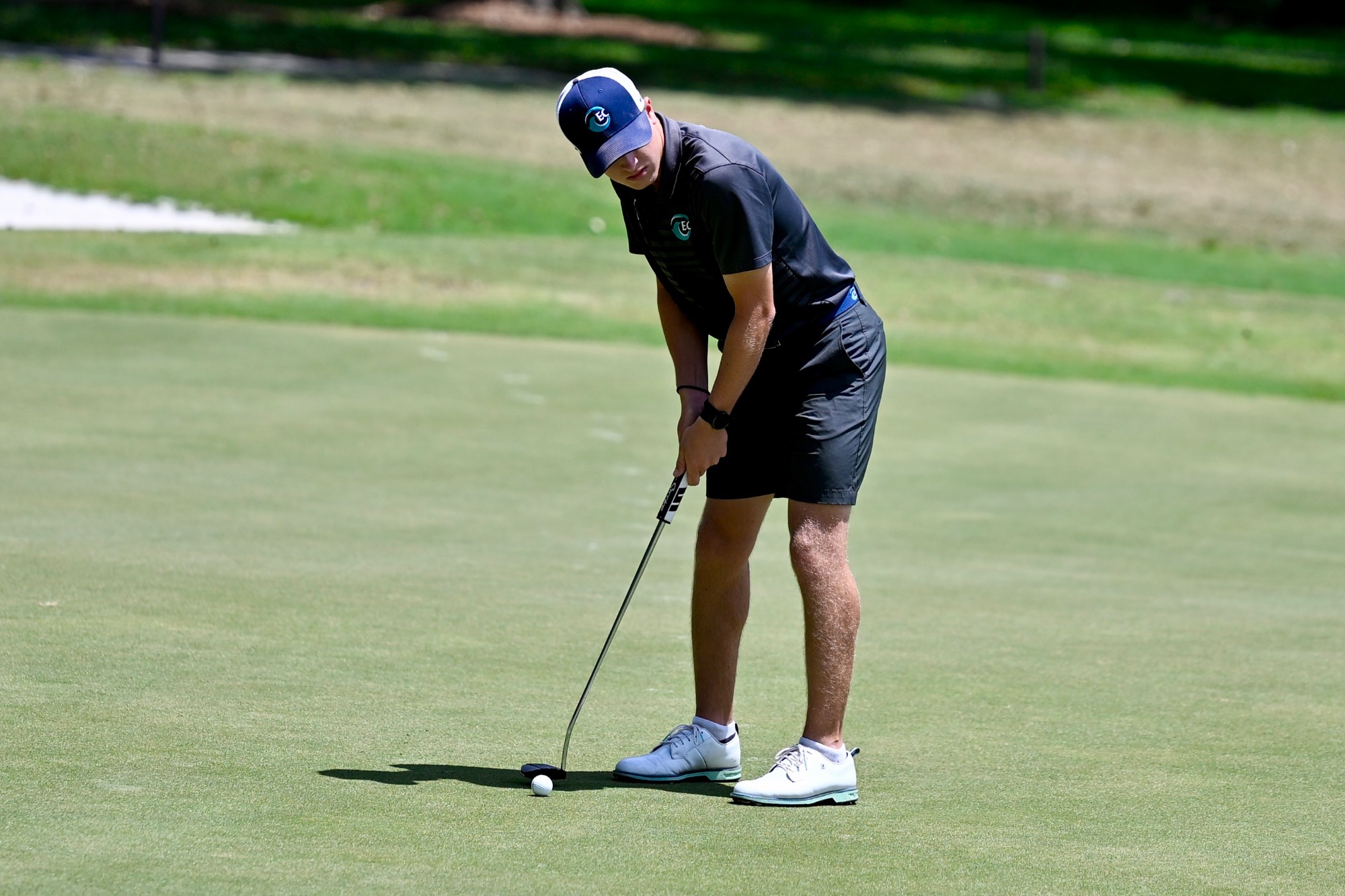player attempts putt