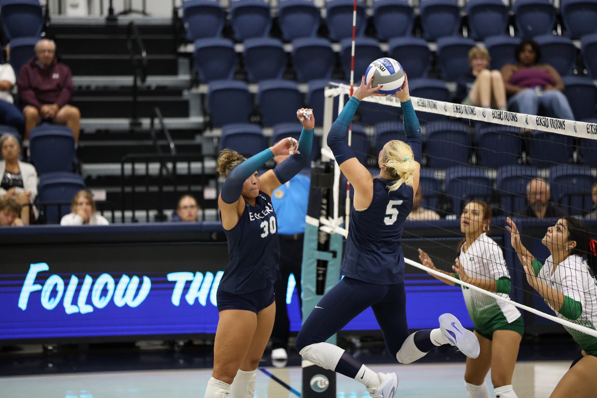 player setting ball to teammate
