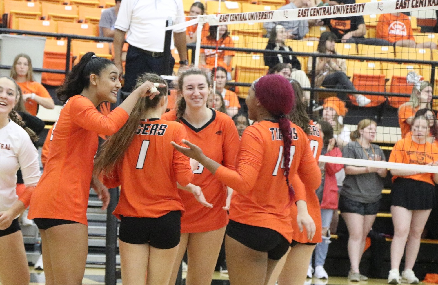 Volleyball Finishes Henderson in Thrilling FourSet Match East