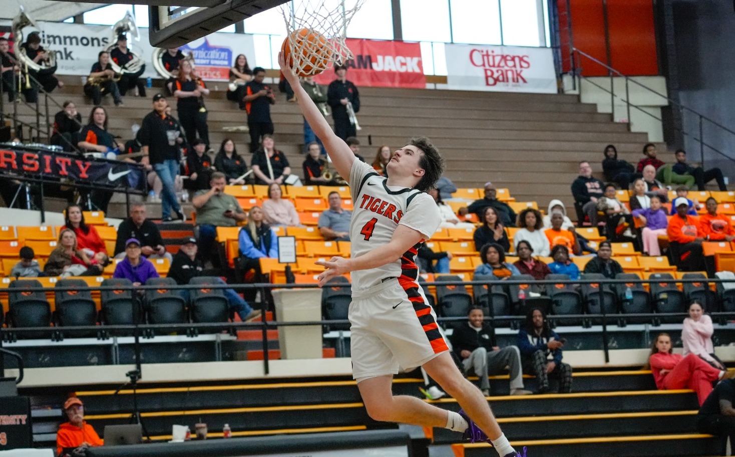 Men’s Basketball Holds Off Arkansas Tech in 64-61 Victory 