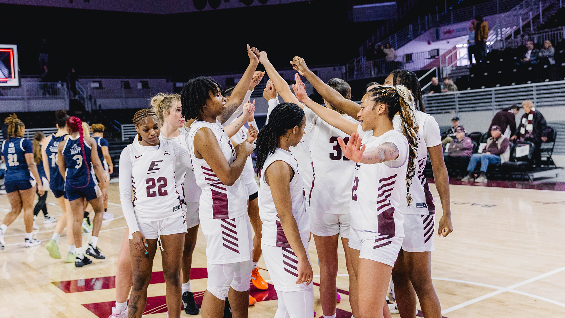 010726 Women's Basketball Team Shot