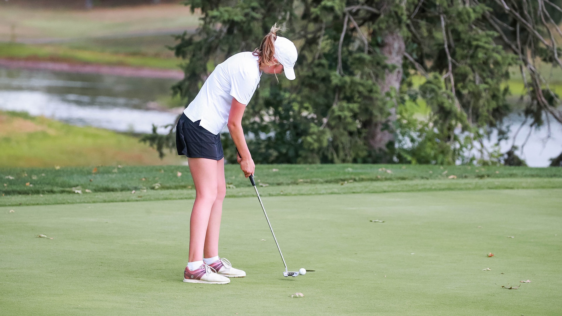 Imogen Jessen putts at the University Club at Arlington