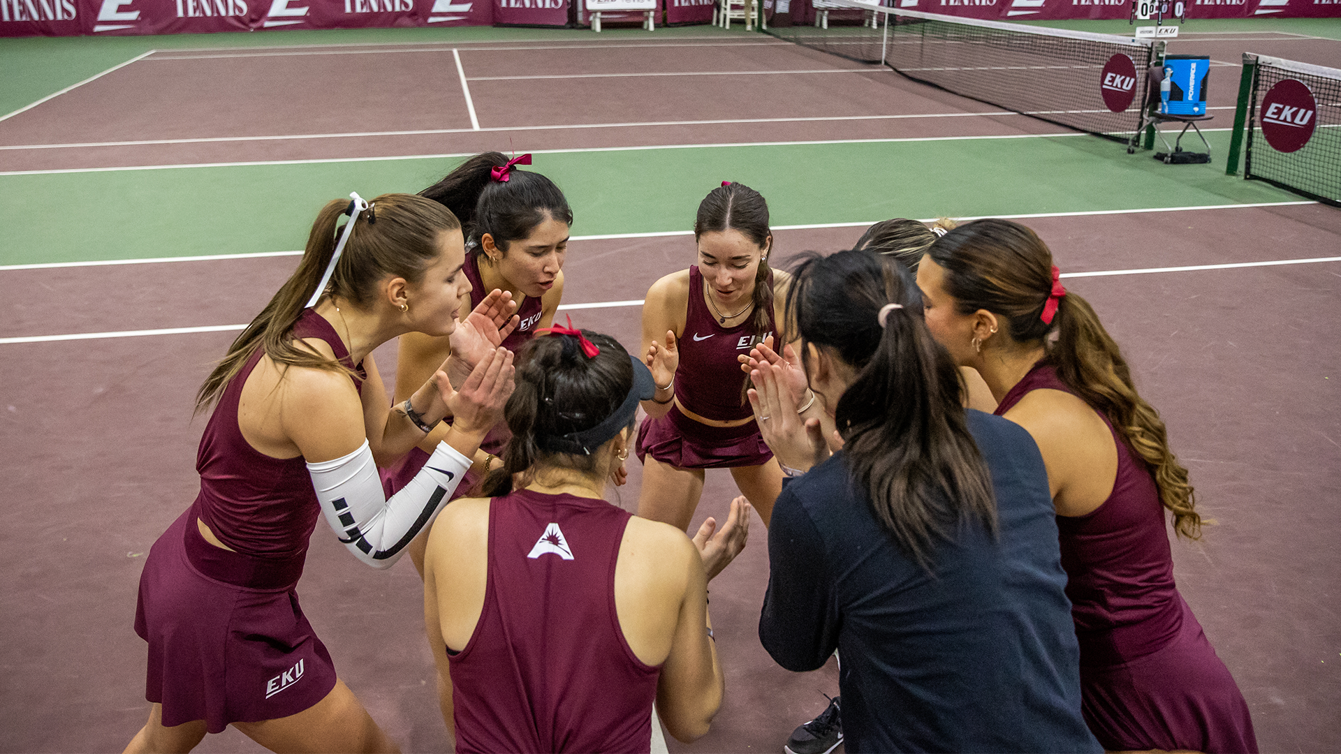 033126 Women's Tennis Team Huddle