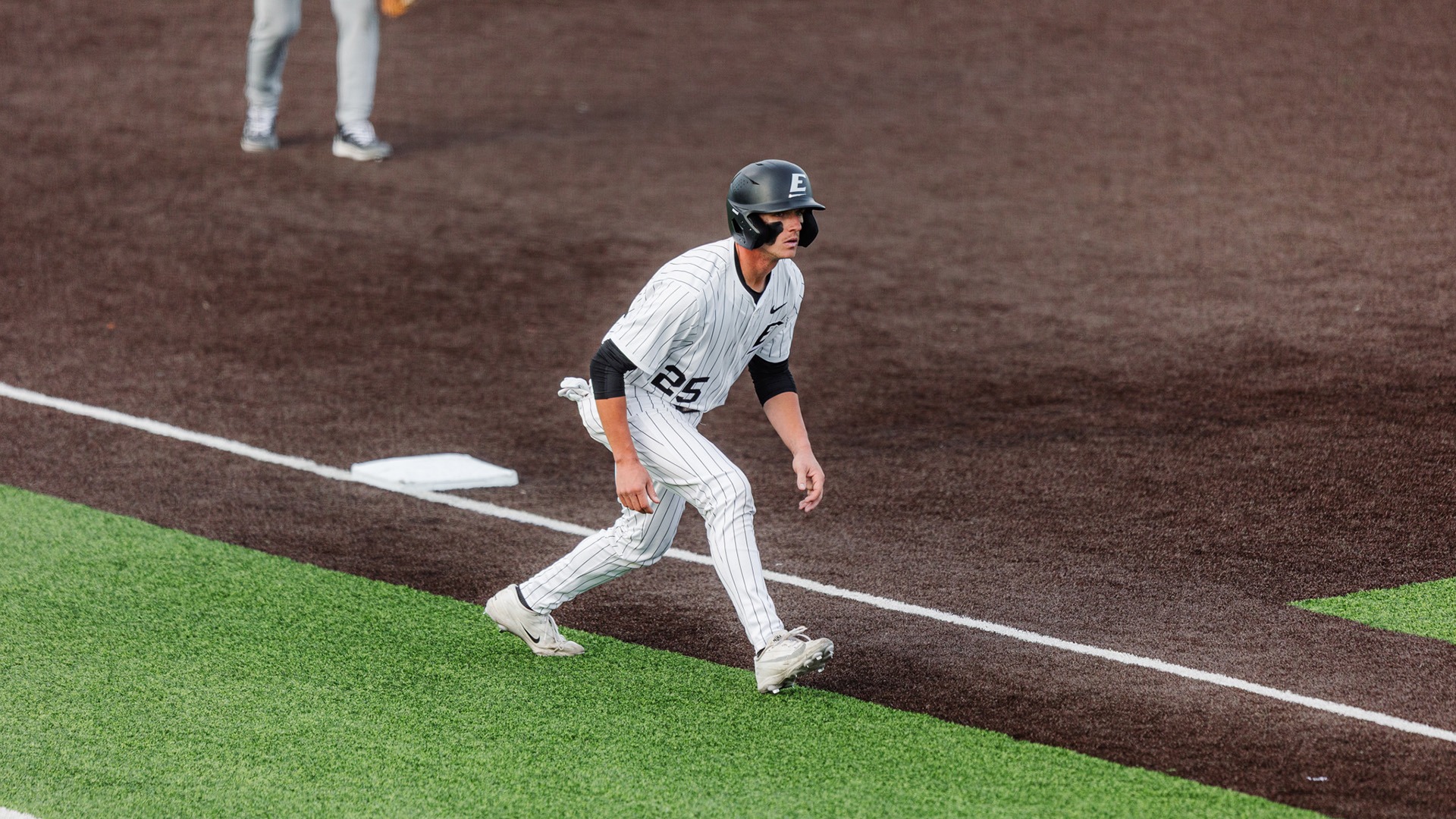 Jackson Cauthron takes a lead off third base against Lipscomb