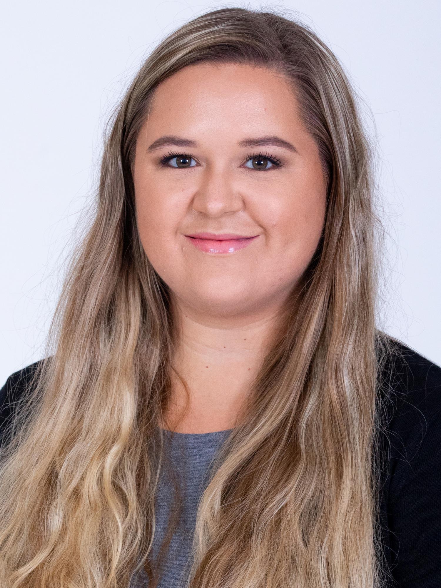 Deanna Cardamore headshot