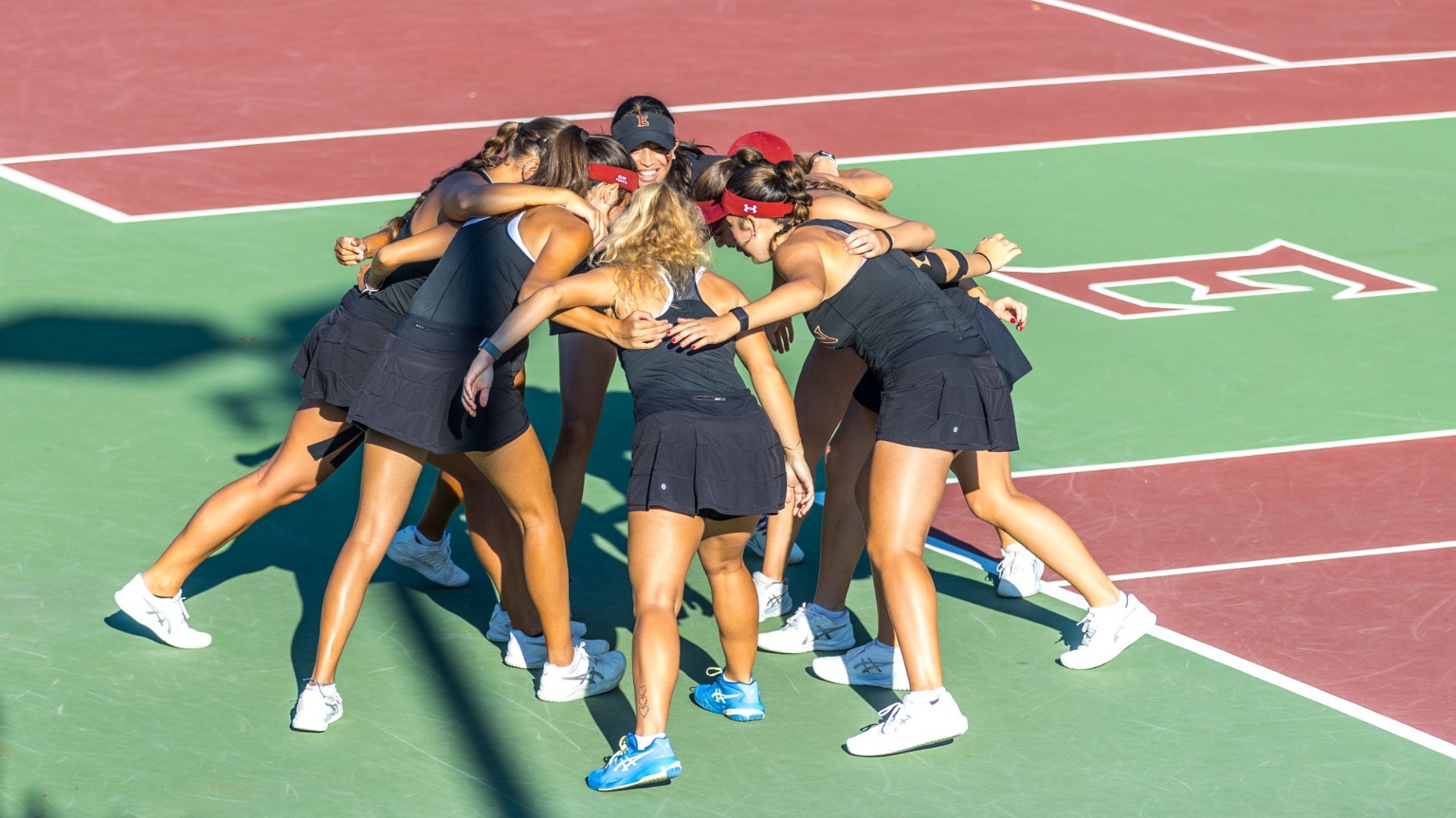Women's Tennis huddle
