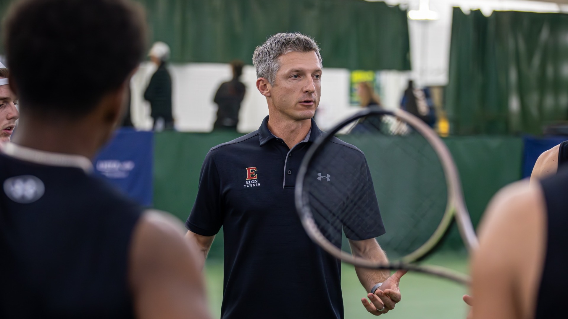 Maciek Sykut talking to team