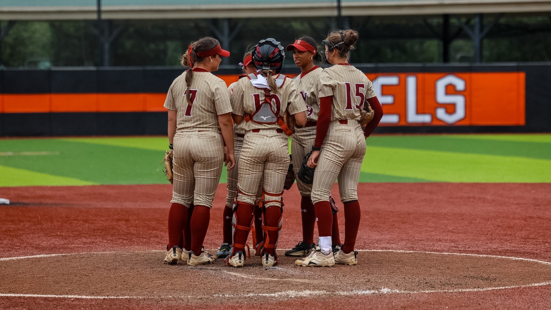 Elon softball huddle at Campbell