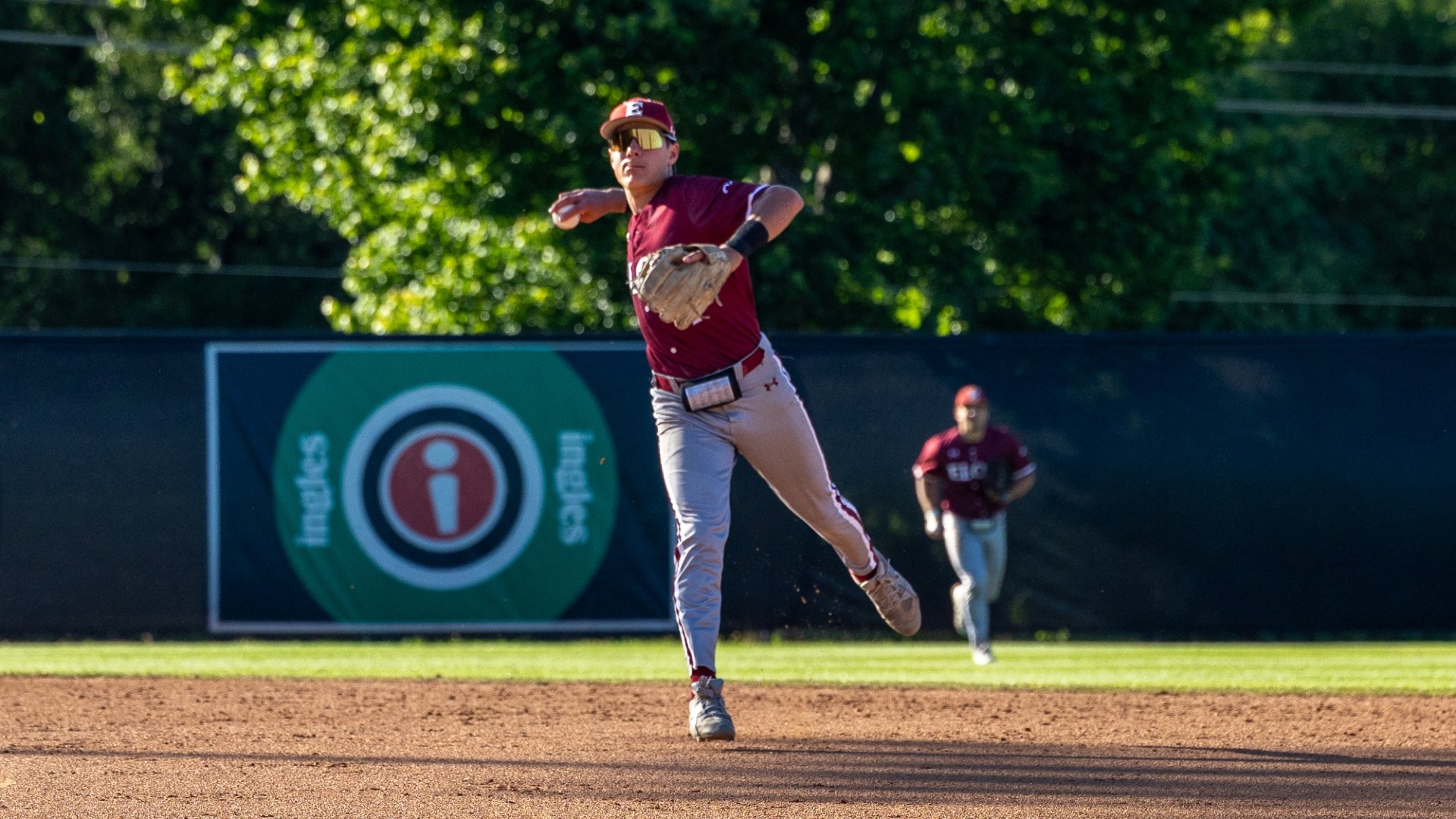 Gar Hindle makes a play at shortstop 