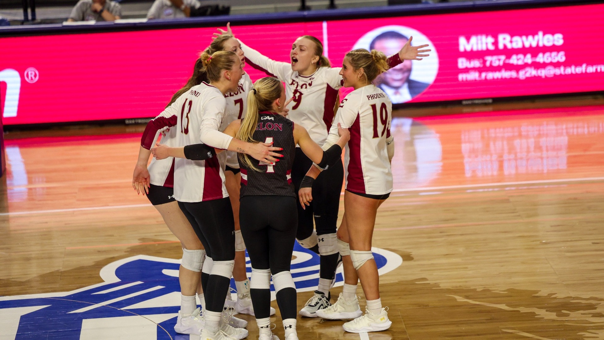 Elon Volleyball celebrates at Hampton on Sept. 25