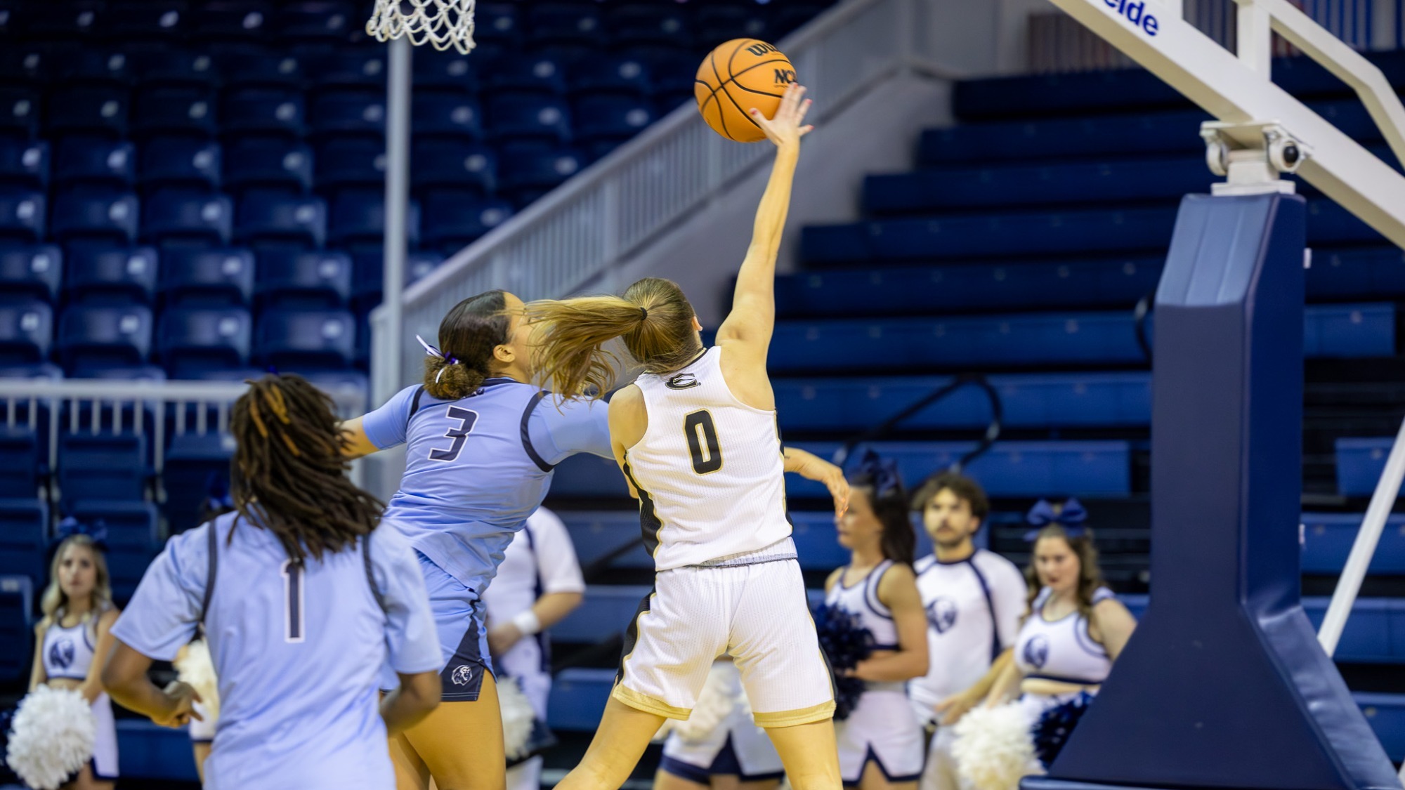 25-26 WBB Gilpin layup at UAFS