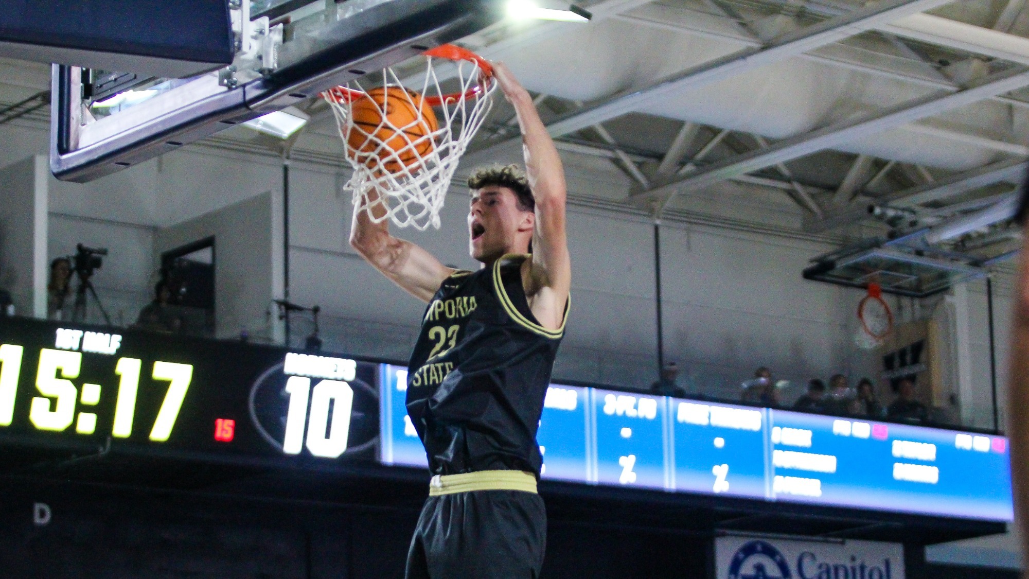2025-26 Emporia State men's basketball Chris Harris dunk at WU