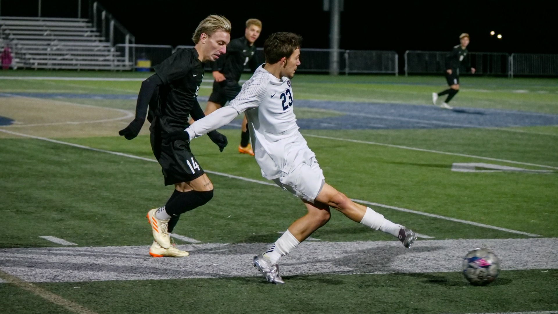Taylor Pierce passes ball