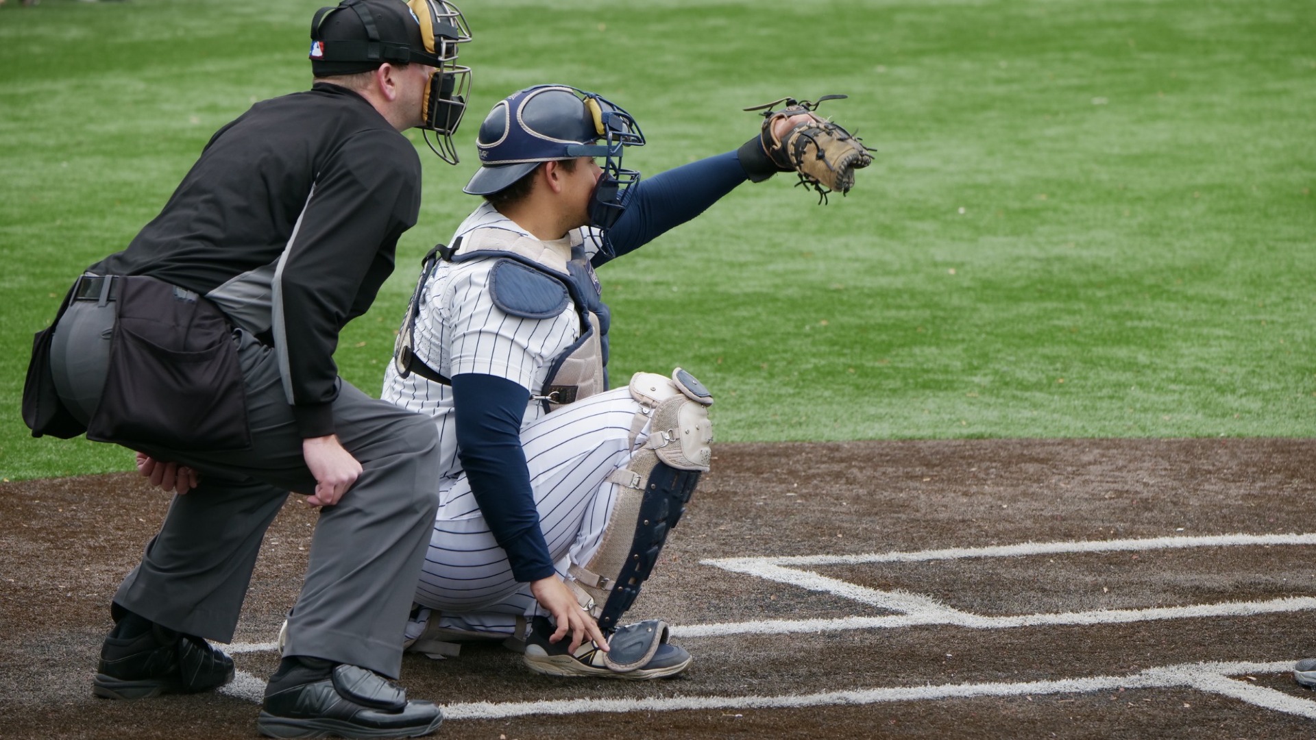 Mario Landeros catching