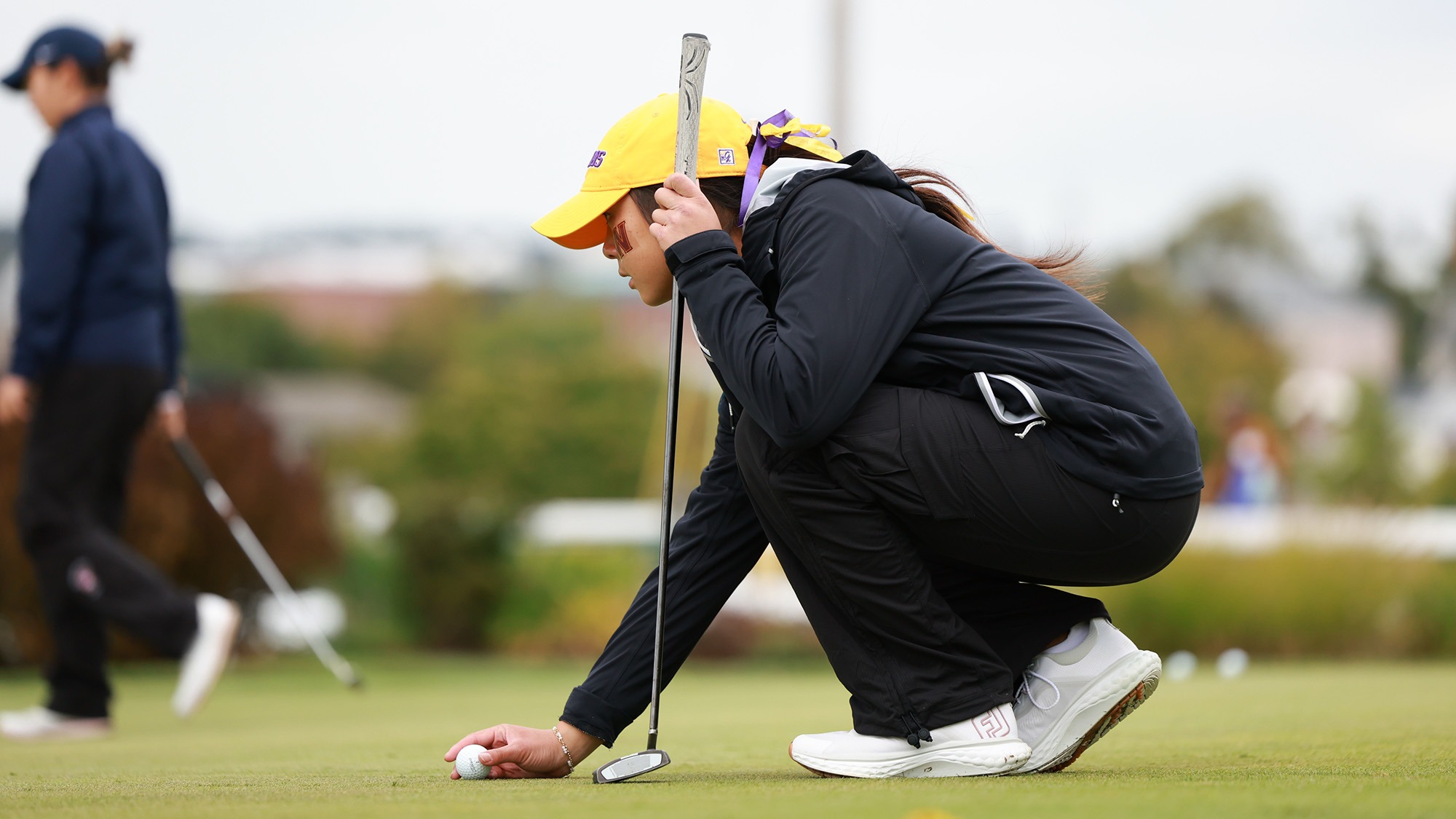 Women's golfer putting