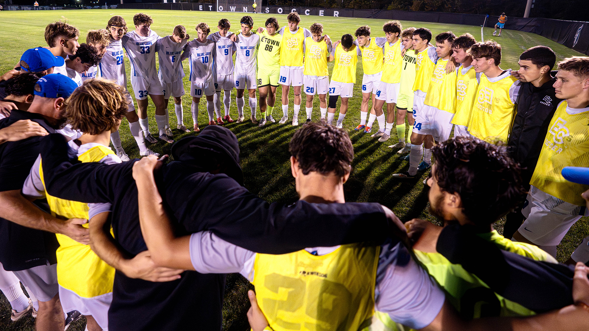 Men's soccer huddle vs Juniata 100725