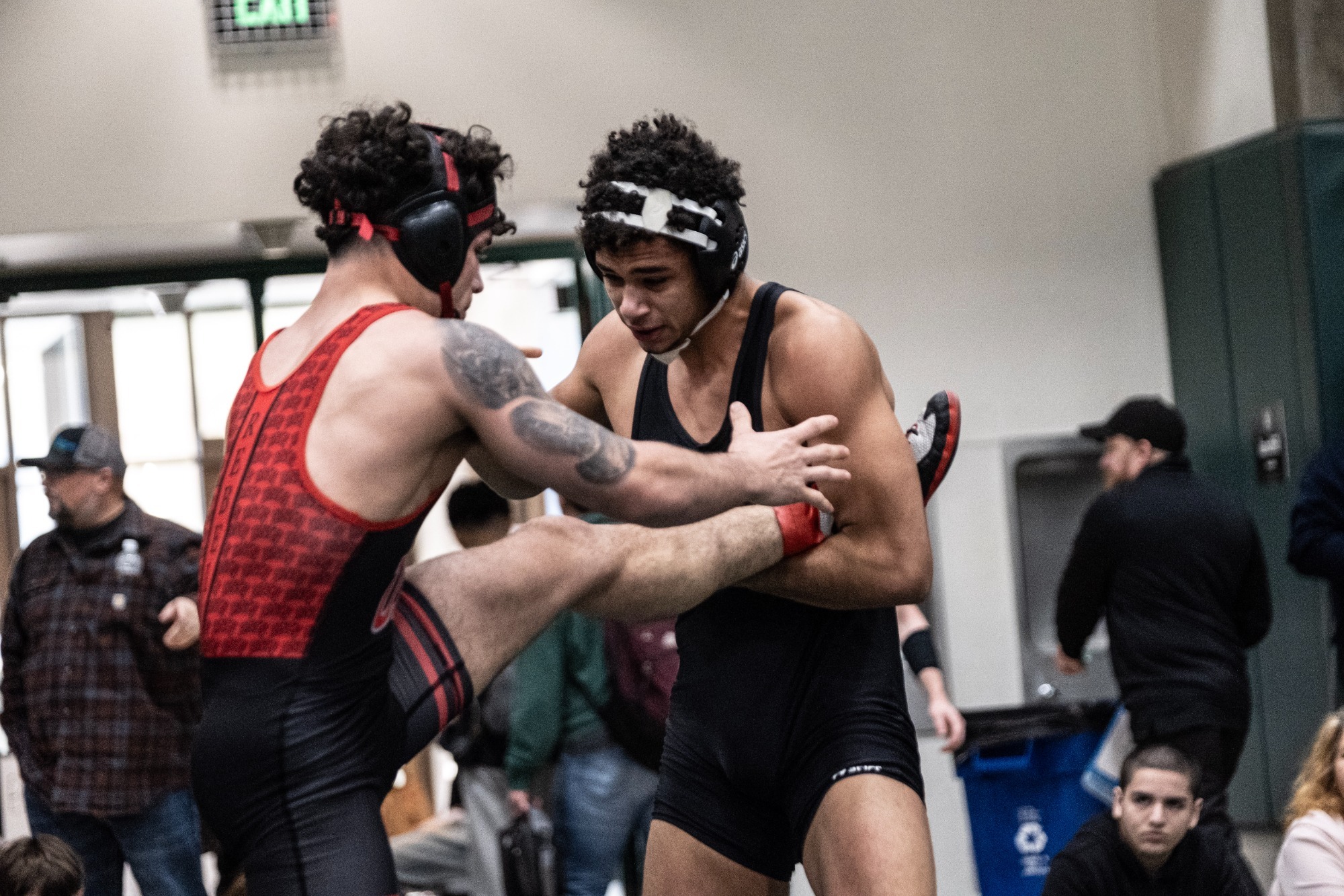 Hassan Abdi 3 raises his opponent's leg.