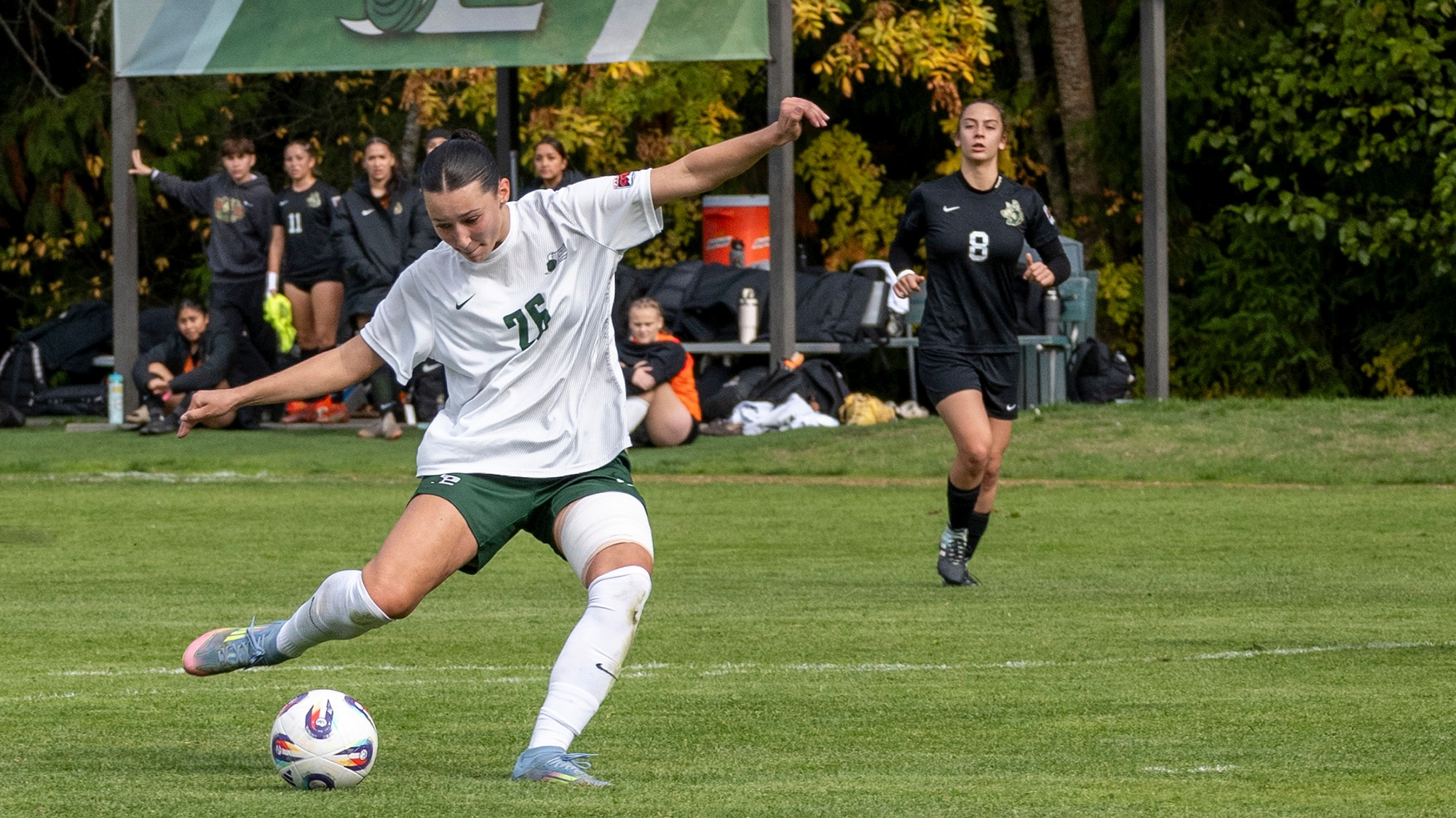 Madeline Dorendorf passes the ball for the Geoducks.