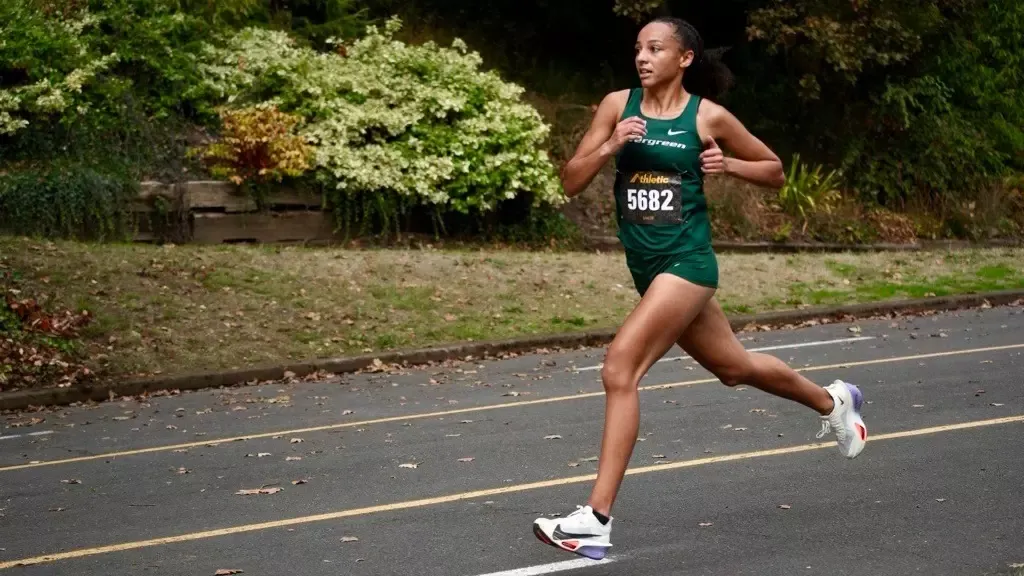 Alauna Carstens runs at the 2025 Charles Bowles Willamette Invitational.