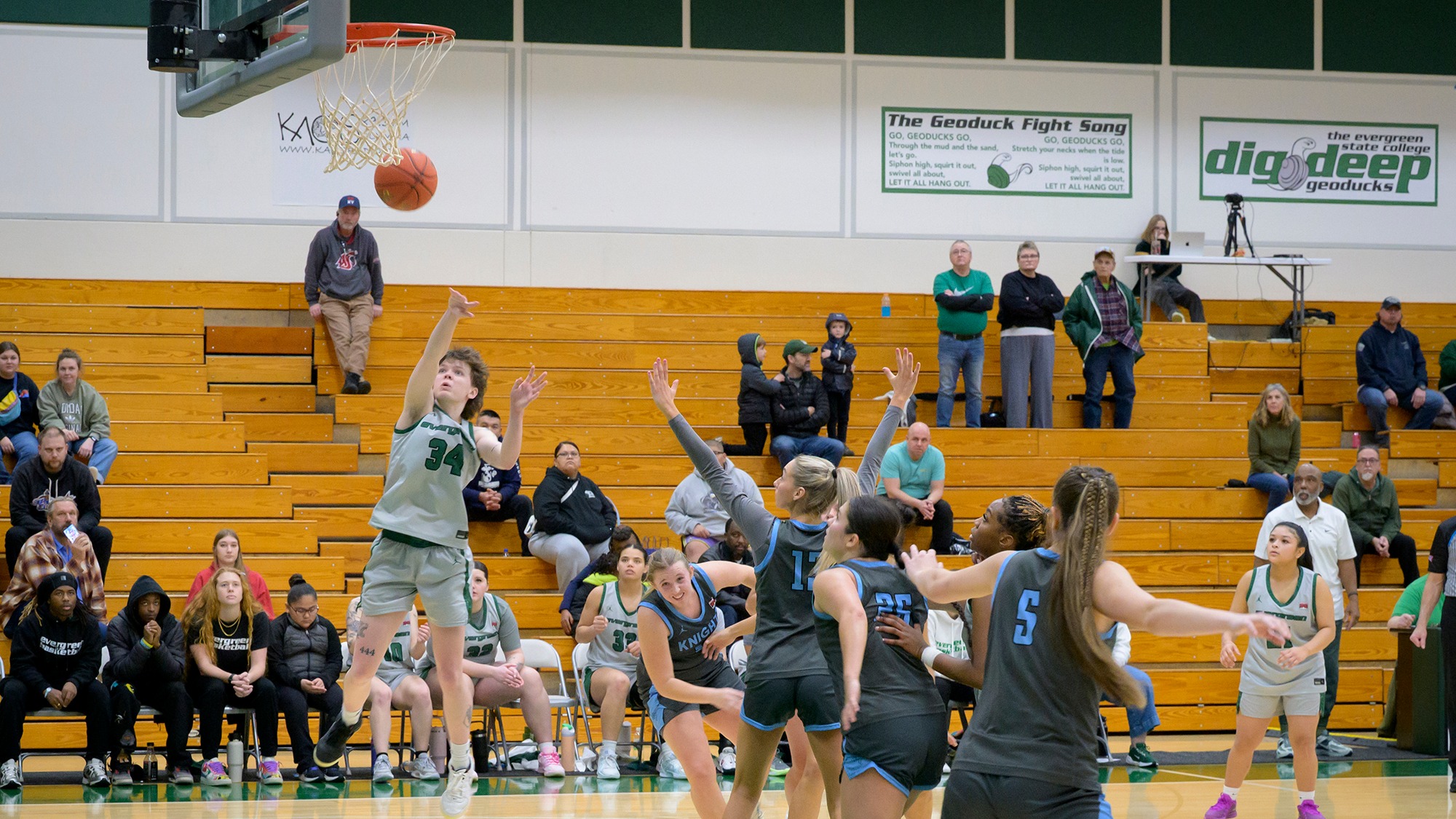 Jenna Glenzel releases a shot for the Geoducks.