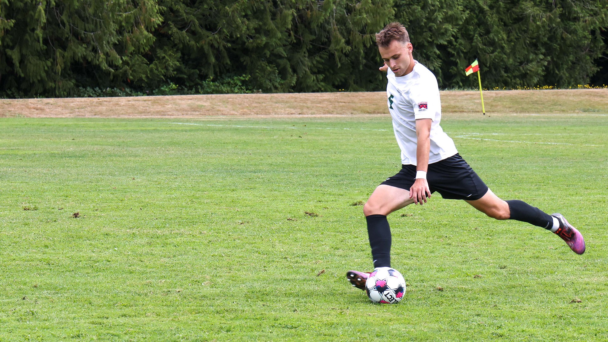 Cooper Davis passes the ball for the Geoducks.