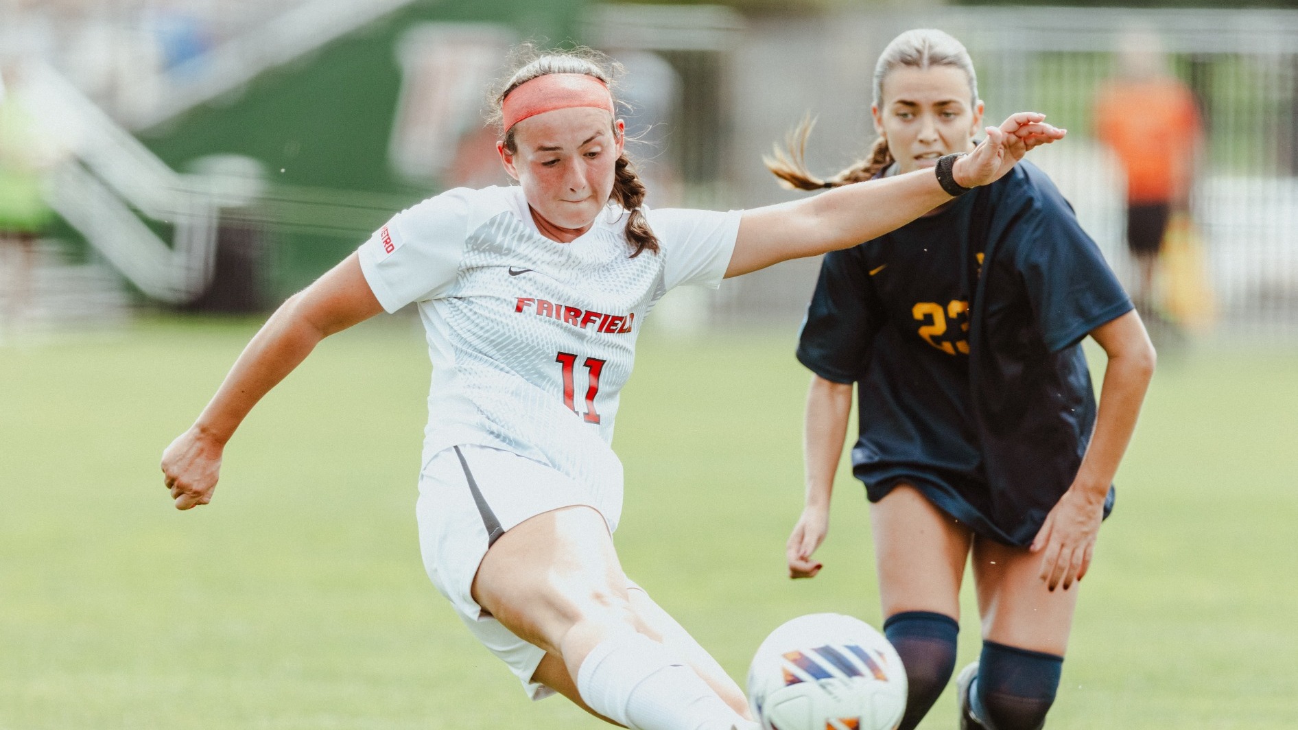 McMahon passes the ball up the field against Canisius
