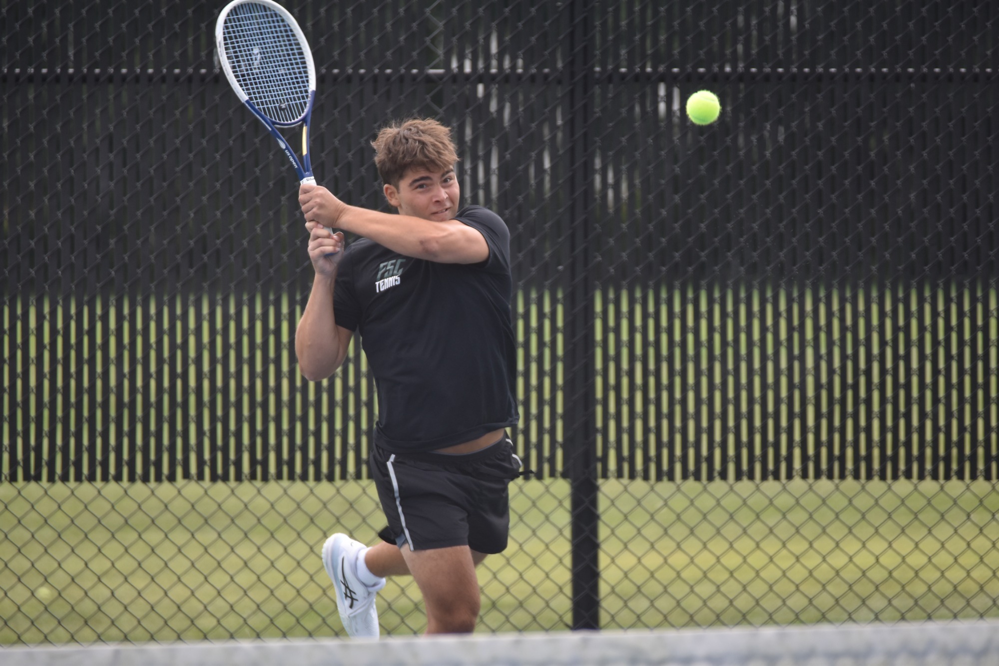 Michael Lerman returning the ball with back hand