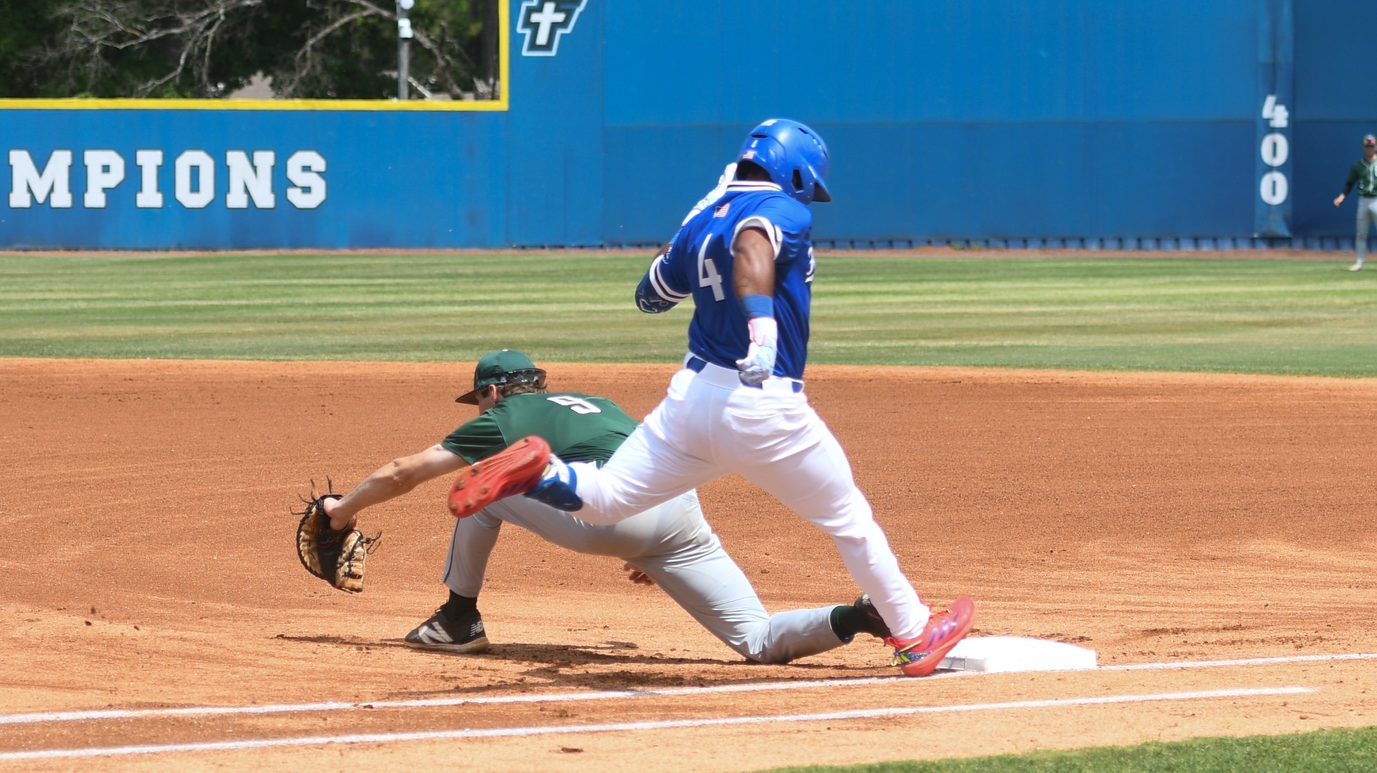 Colón in a bang-bang play at first