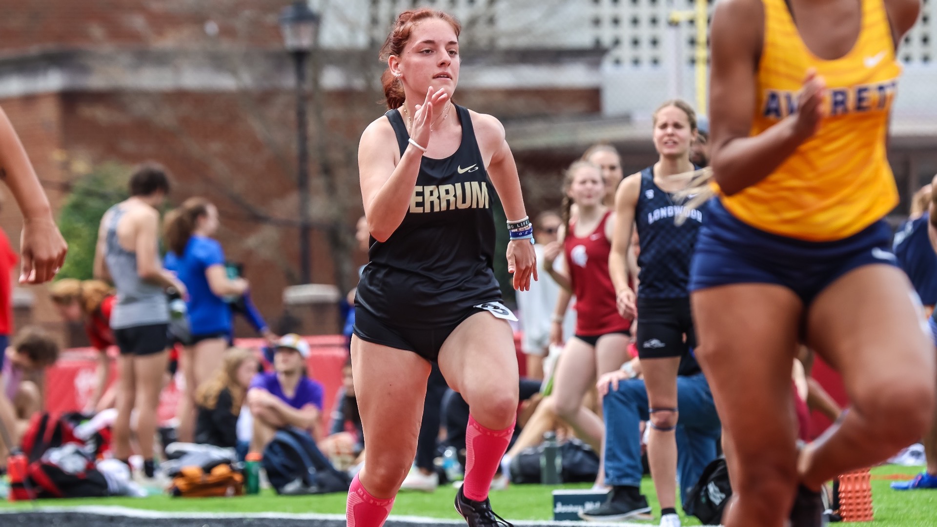 Hannah-Parks runs in between two other runners in the third lane closest to the inside of the track.